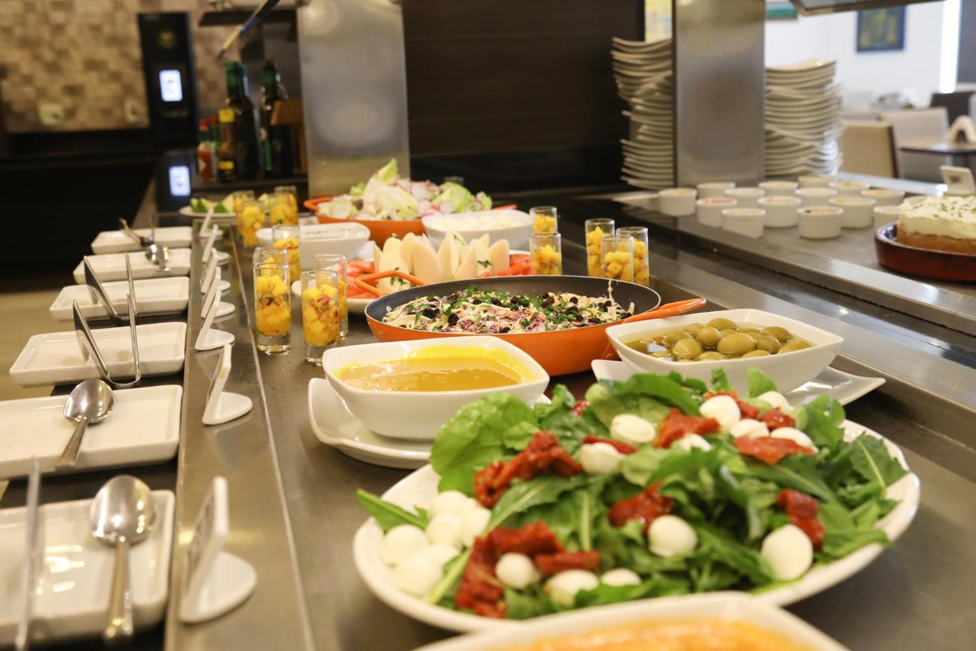 Tryp By Wyndham Ribeirao Preto Hotel Buitenkant foto A salad bar
