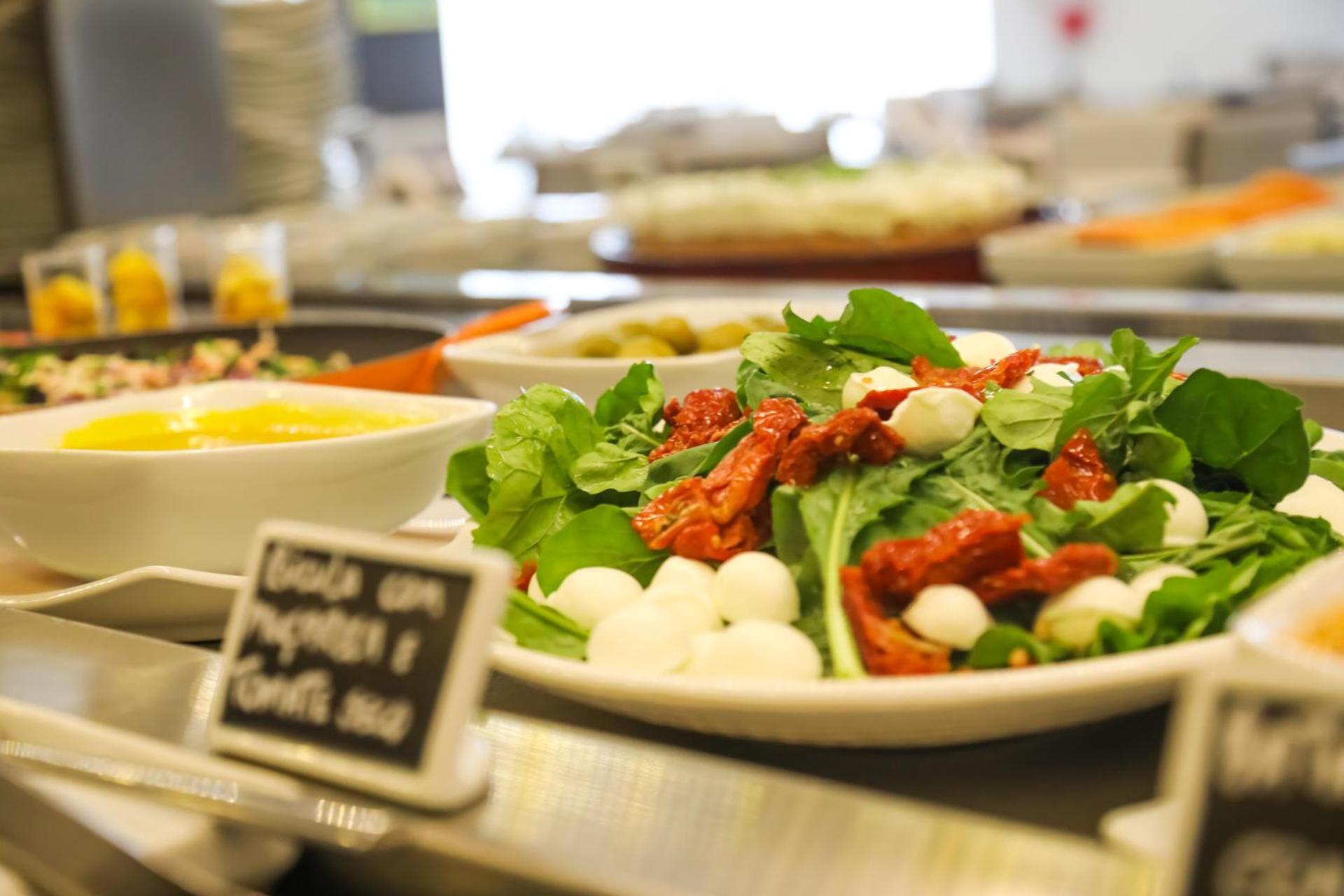 Tryp By Wyndham Ribeirao Preto Hotel Buitenkant foto A salad with sun-dried tomatoes