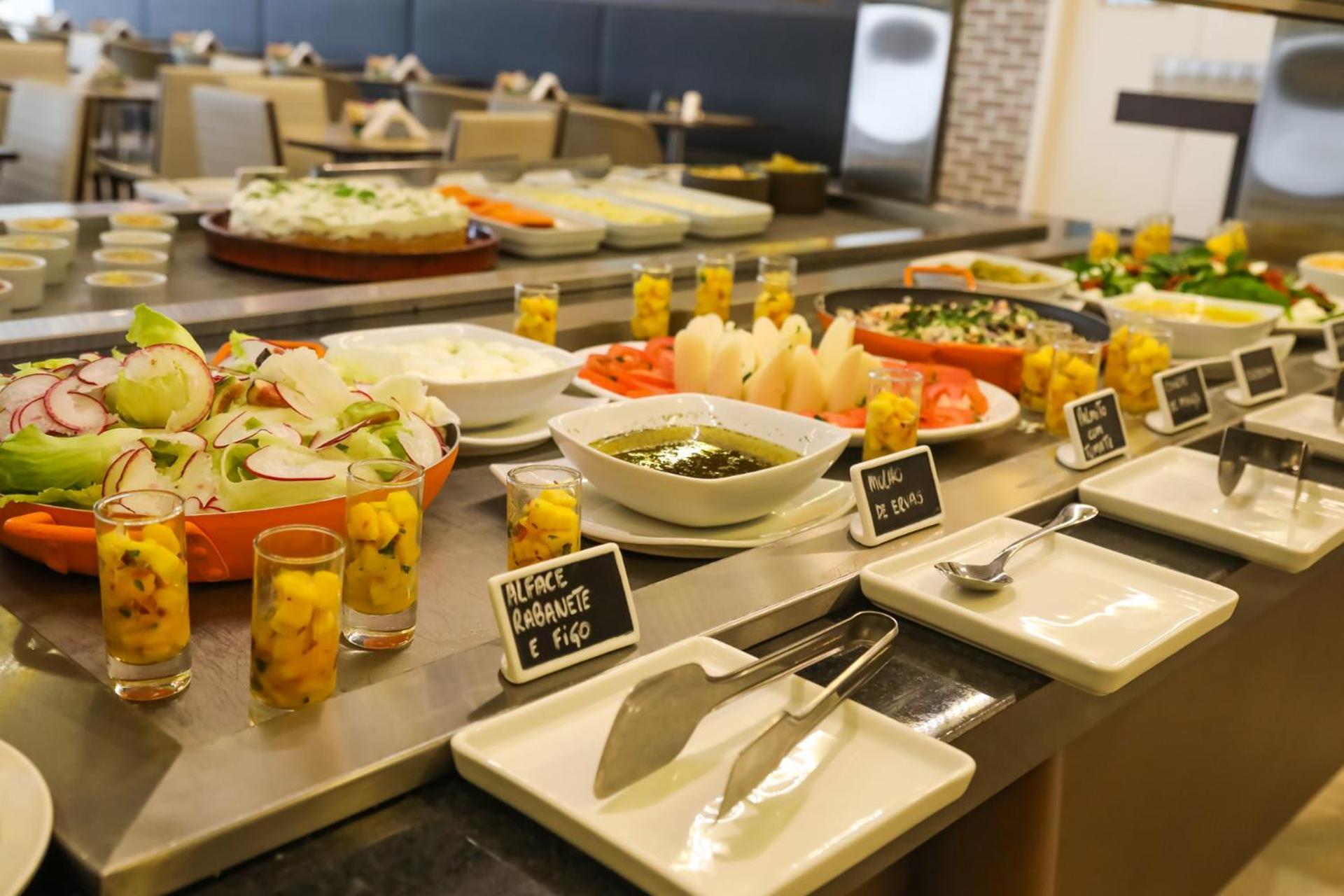Tryp By Wyndham Ribeirao Preto Hotel Buitenkant foto A salad bar