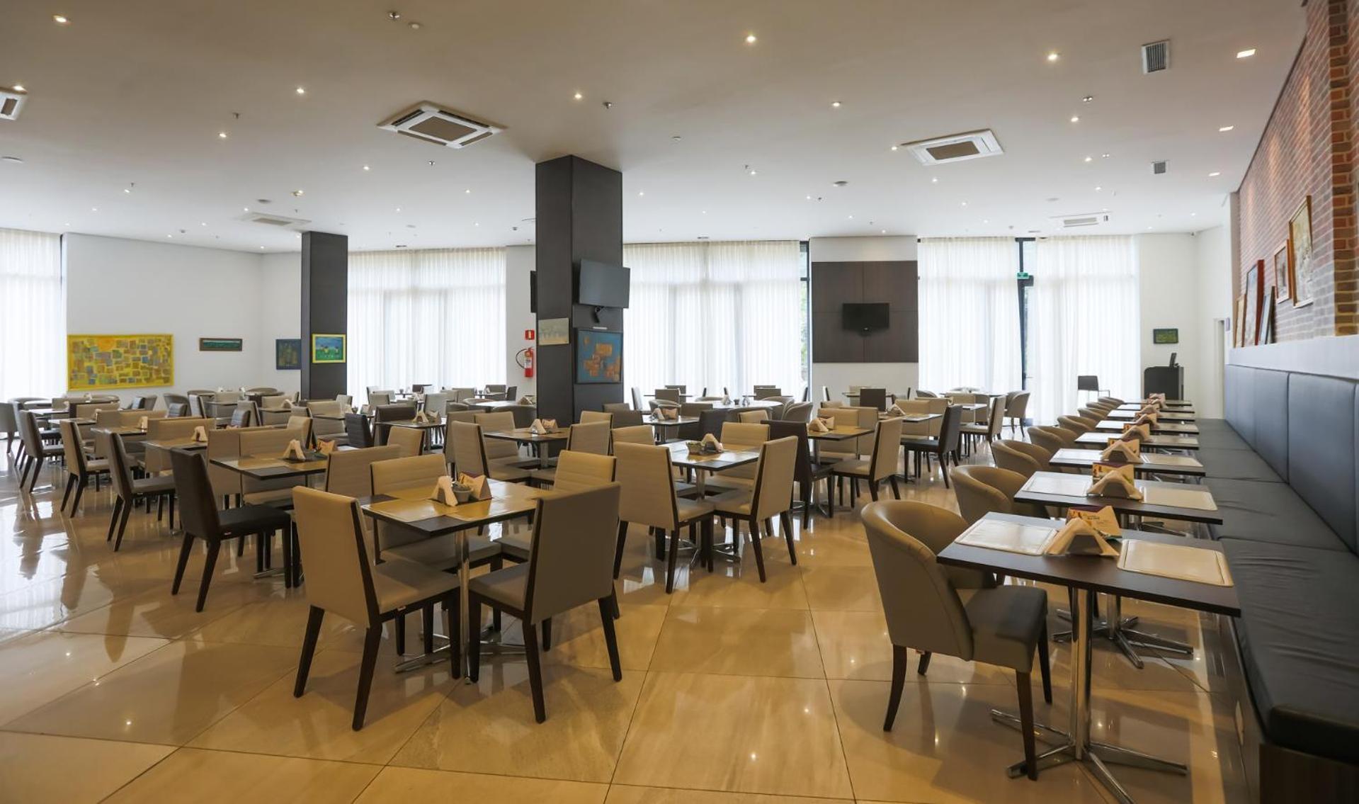 Tryp By Wyndham Ribeirao Preto Hotel Buitenkant foto The dining room at the airport