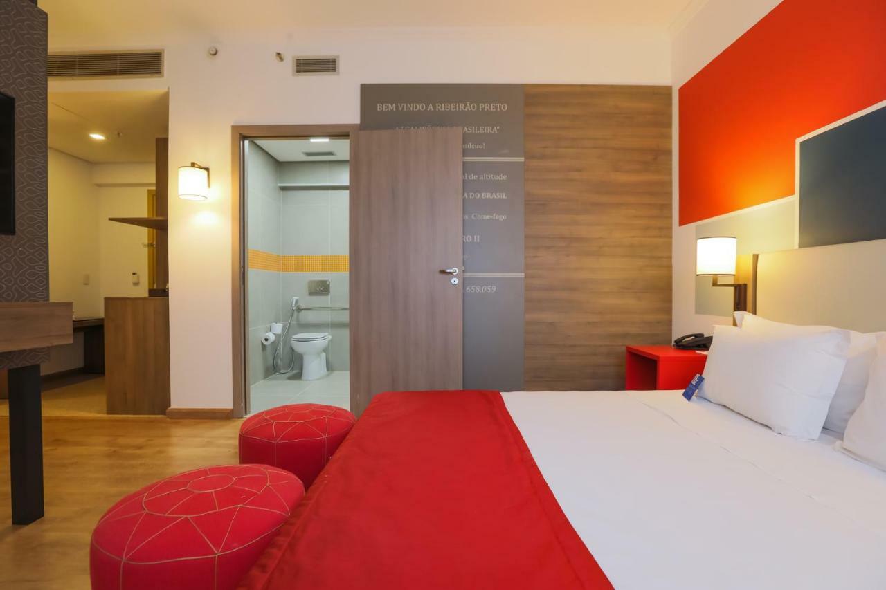 Tryp By Wyndham Ribeirao Preto Hotel Buitenkant foto A room at the hotel