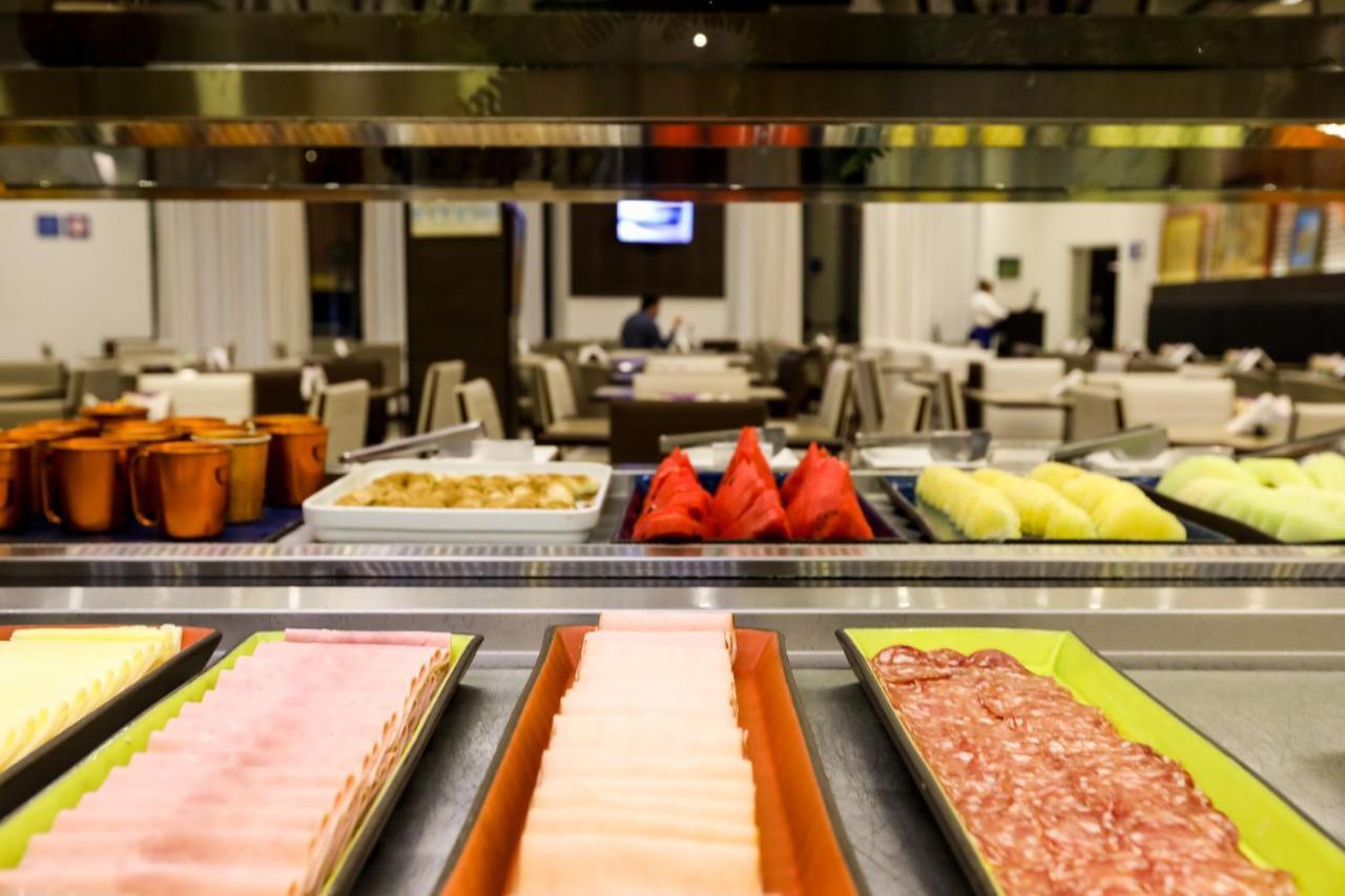Tryp By Wyndham Ribeirao Preto Hotel Buitenkant foto A buffet at a hotel