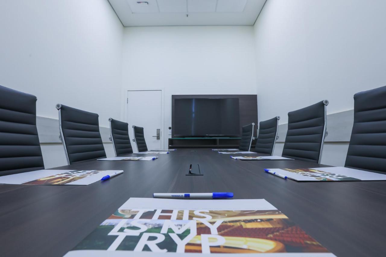 Tryp By Wyndham Ribeirao Preto Hotel Buitenkant foto A meeting room at the headquarters of the company